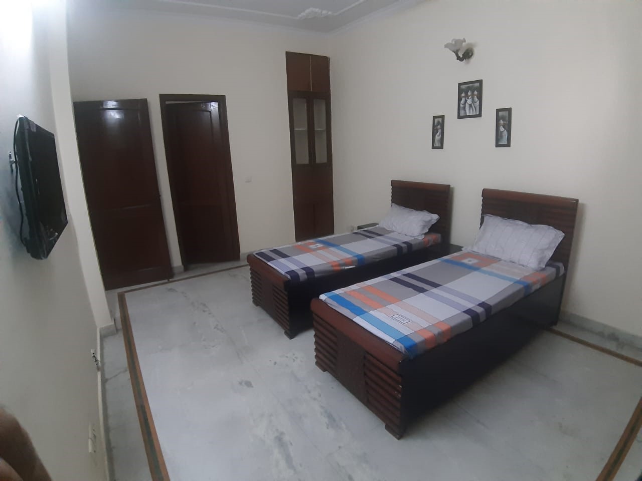single room girls PG in Noida
