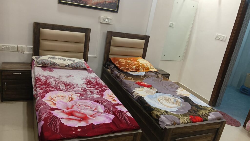 single room girls PG in Noida