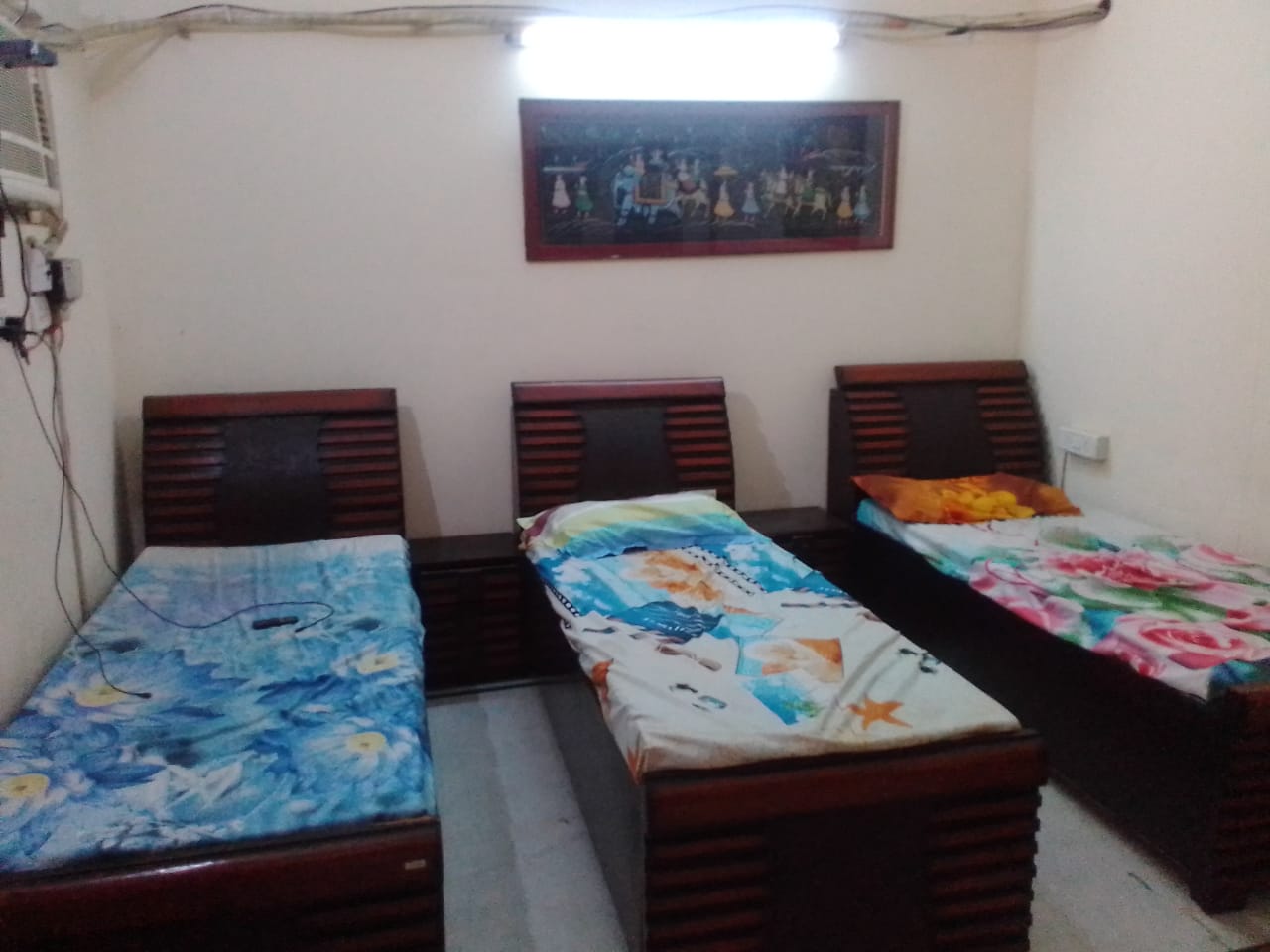 single room girls PG in Noida