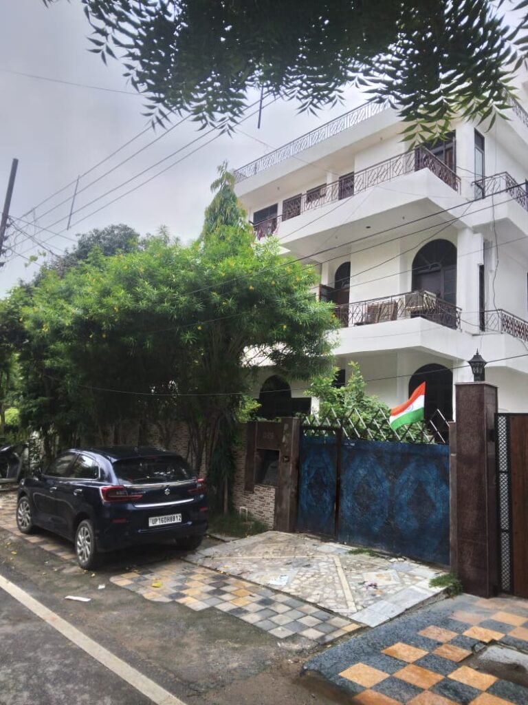 PG in Noida for Males with Food