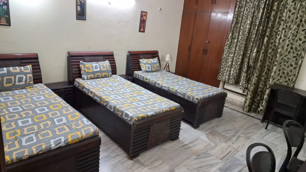 pg in noida under 5000